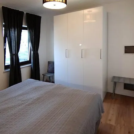 아파트 Geraeumige Mit Seezugang Altossiach